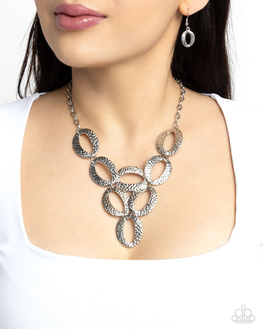 OVAL The Limit - Silver Necklace Earring Set